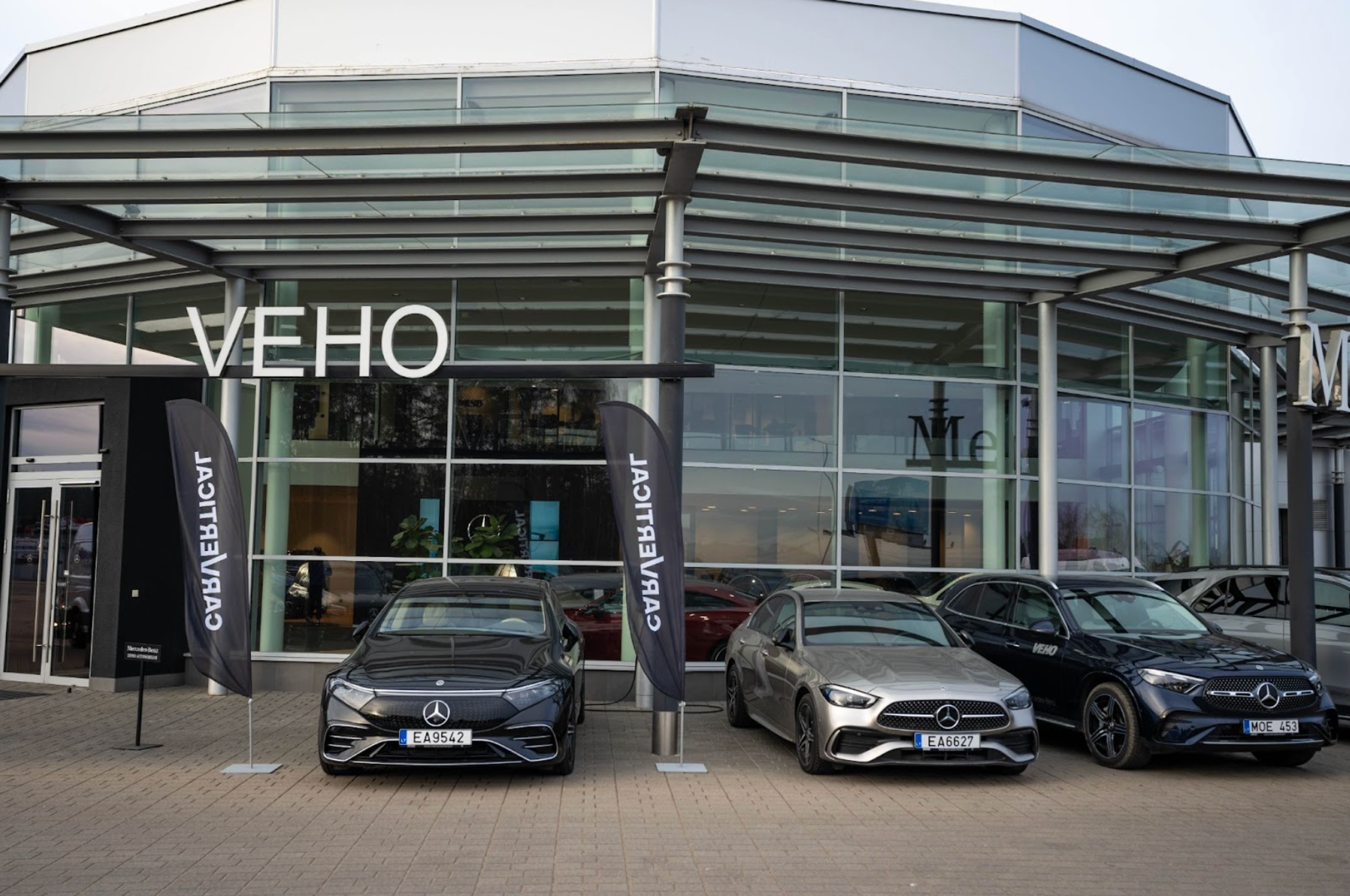 "carVertical" karogi Veho dīlera salonā